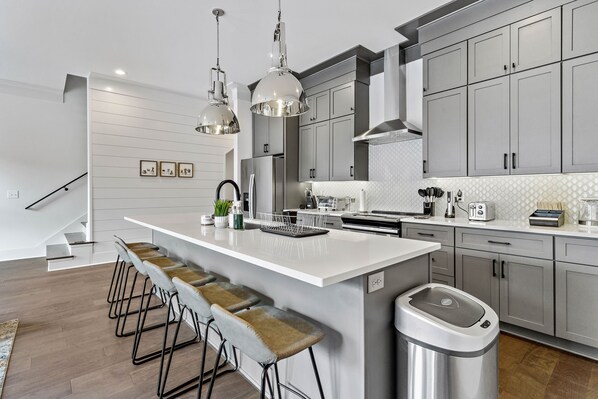 Refrigerador, microondas, horno y parrilla de estufa 