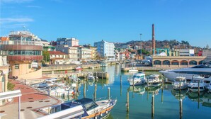 A marina with boats docked, buildings, and a clear sky. - Nice apartment in Cattolica with WiFi (Cattolica)