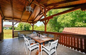Outdoor dining - Awesome home in Mirkopolje (Mirkopolje)
