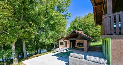 Gorgeous home in Mirkopolje with WiFi