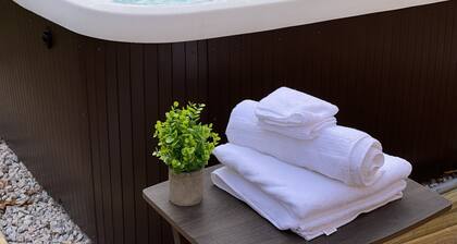 Cant Miss! Stunning Home w/ private Pool, Hot Tub and Firepit! (Pet Friendly)