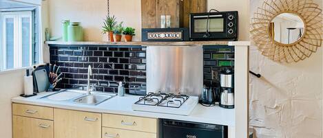 Fridge, stovetop, coffee/tea maker