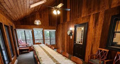 Visit Willow’s Place! All season Pocono Retreat! Kayaks, Canoes and Pedal Boat!