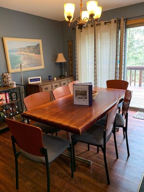 Dining - Visit Willow’s Place! All season Pocono Retreat!  Kayaks, Canoes and Pedal Boat! (Lake Ariel)