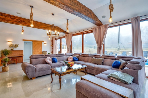 Smart TV, table football, ping pong, stereo