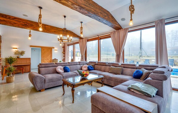 Téléviseur connecté, table de baby-foot, table de ping-pong