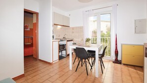 A compact kitchen with a dining area, a small oven, a microwave, and a sink. - 1 bedroom amazing apartment in Monticello (Monticello)