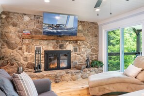 Smart-TV, Kamin, Tischtennisplatte, Bücher