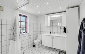 Shower - Lovely home in Hurup Thy with WiFi (Hurup Thy)