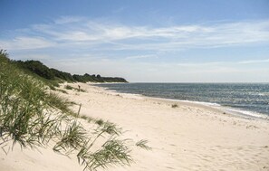A sandy beach with dunes and a clear sky. - Stunning home in Aakirkeby with WiFi (Aakirkeby)