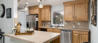 Spacious 4BR Near Strip with Private Pool, Free Parking