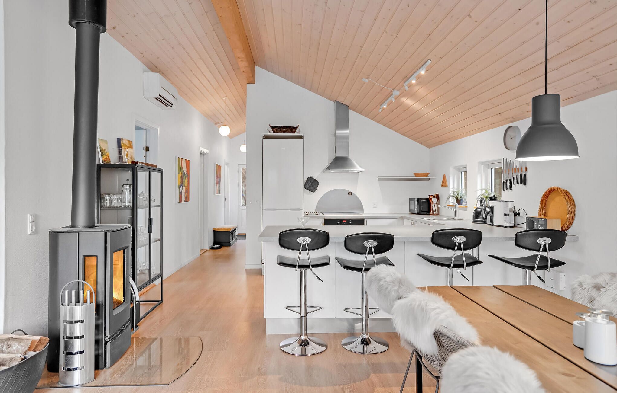 Fridge, stovetop, dishwasher, coffee/tea maker