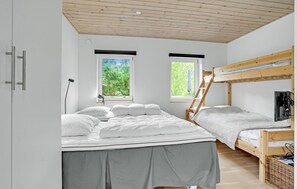 4 bedrooms, travel crib, free WiFi