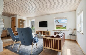 Een smart-tv en tafelvoetbal