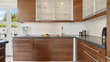 Fridge, stovetop, dishwasher, coffee/tea maker