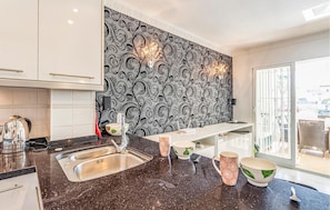 Réfrigérateur, plaque de cuisson, lave-vaisselle, cafetière/bouilloire