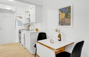 Een koelkast, een kookplaat, een vaatwasser