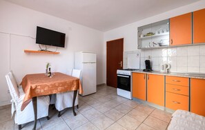 Frigorifero, forno, piano cottura, lavastoviglie