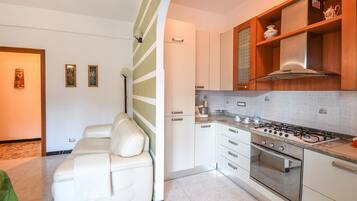 Frigorifero, piano cottura, macchina per tè/caffè