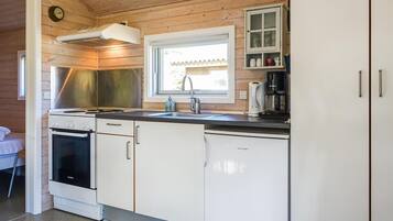 Kühlschrank, Herdplatte, Wasserkocher mit Kaffee-/Teezubehör