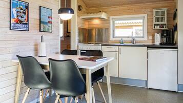 Kühlschrank, Herdplatte, Wasserkocher mit Kaffee-/Teezubehör