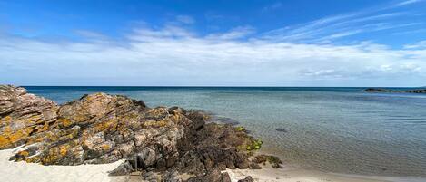 بالقرب من الشاطئ