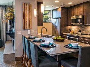 Frigorífico, microondas, horno y placa de cocina