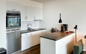 Een koelkast, een oven, een vaatwasser, een koffiezetapparaat/waterkoker