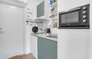Micro-ondas, cooktop, talheres/pratos/utensílios de cozinha