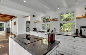 Refrigerador, placa de cocina, lavavajillas, cafetera/tetera