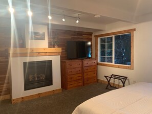 3 bedrooms, desk, iron/ironing board, travel cot