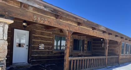 Scenic 3 bedroom cabin with hot tub
