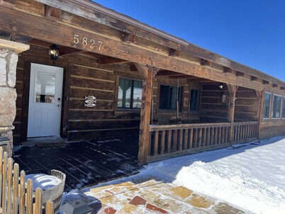 Scenic 3 bedroom cabin with hot tub