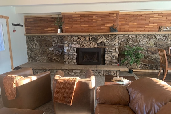 Smart-TV, peis, DVD-spiller og bøker