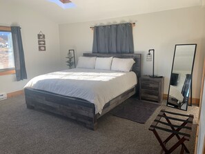 3 bedrooms, desk, iron/ironing board, travel cot