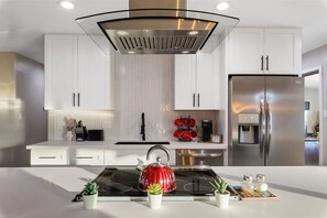 Frigorifero, microonde, forno, piano cottura