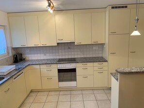 Réfrigérateur, four, plaque de cuisson, lave-vaisselle