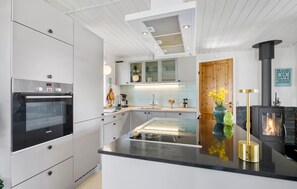 Kjøleskap, kokeplater og oppvaskmaskin