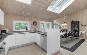 Kühlschrank, Geschirrspüler, Wasserkocher mit Kaffee-/Teezubehör