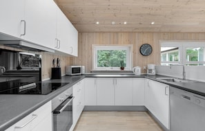 Kühlschrank, Geschirrspüler, Wasserkocher mit Kaffee-/Teezubehör