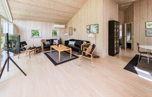 TV - Stunning home in Aakirkeby with WiFi (Aakirkeby)