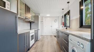 Køleskab, kogeplade, opvaskemaskine, kaffe-/temaskine