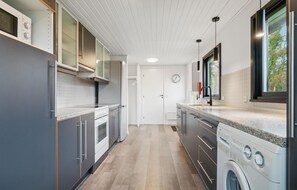 Refrigerador, placa de cocina, lavavajillas, cafetera/tetera