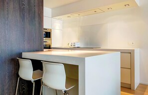 Een koelkast, een kookplaat, een vaatwasser