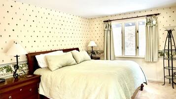 4 bedrooms, iron/ironing board, free WiFi, bed sheets