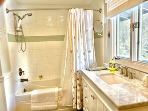 Baignoire, séchoir à cheveux, serviettes fournies, savon