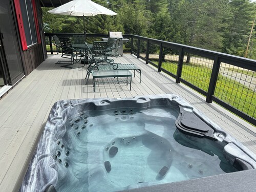 MINUTES TO STRATTON AND BROMLEY!