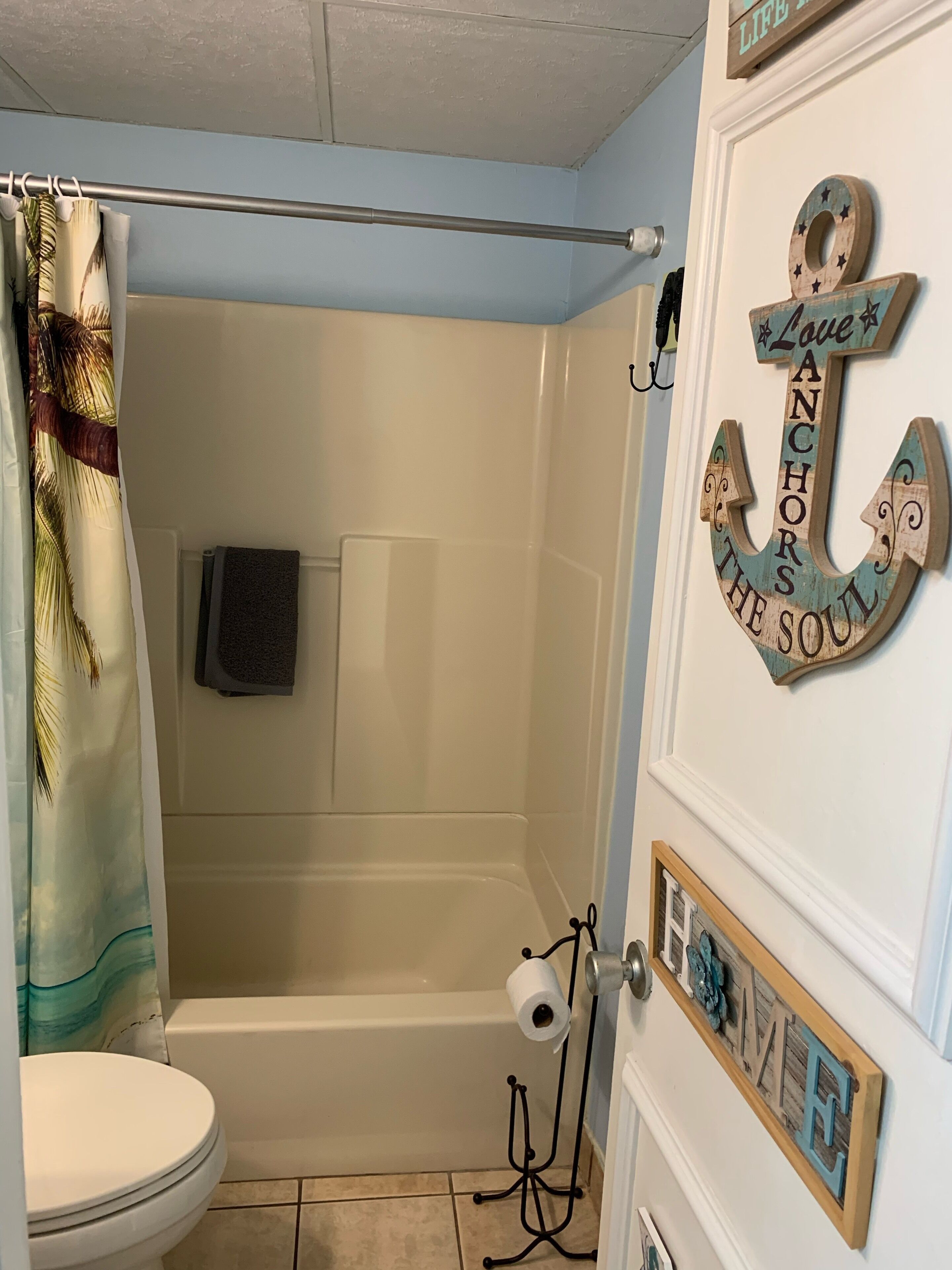 Ein Badezimmer mit Dusche, Toilette und Handtuchhalter.
