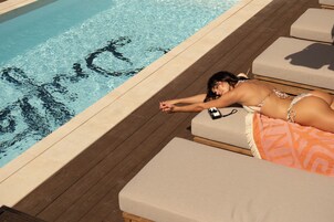 室外游泳池，日光浴躺椅