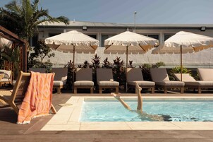 Una piscina al aire libre, tumbonas